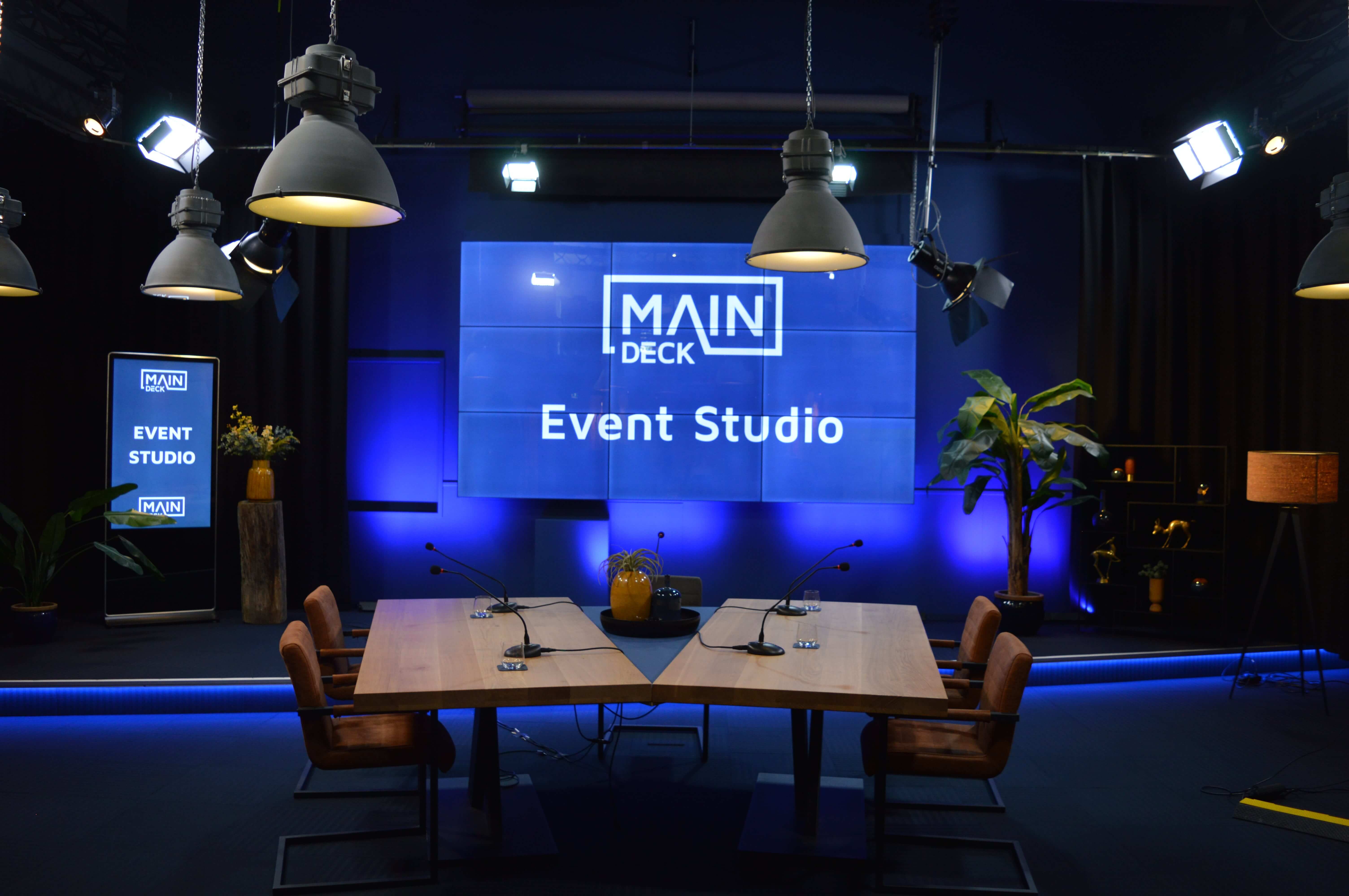 Tafelopstelling voor een livestream in de Main Deck studio Spijkenisse