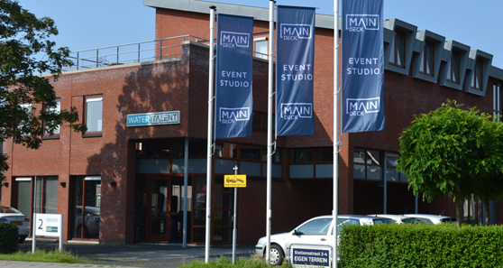 Het Main Deck pand van buitenaf, aan de Stationsstraat in Spijkenisse